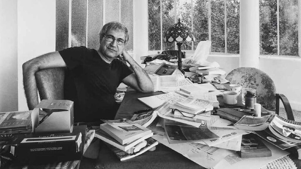 Orhan Pamuk'un siyasi görüşü, edebi çalışmaları ve açıklamaları temel alınarak değerlendirilebilir. Pamuk, genellikle liberal ve demokratik değerlere sahip olduğu bilinen bir yazardır.